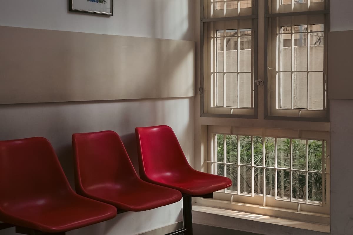 Foto de referencia: sala de espera con asientos, propia de una clínica dental